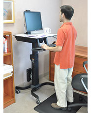 ERGOTRON WorkFit-C Steh-Sitz-Arbeitsplatz mittelgrosser Monitor HD 76cm 30Zoll LCD 14,7kg. Anhebung bis 63cm VESA 75x75 100x100mm