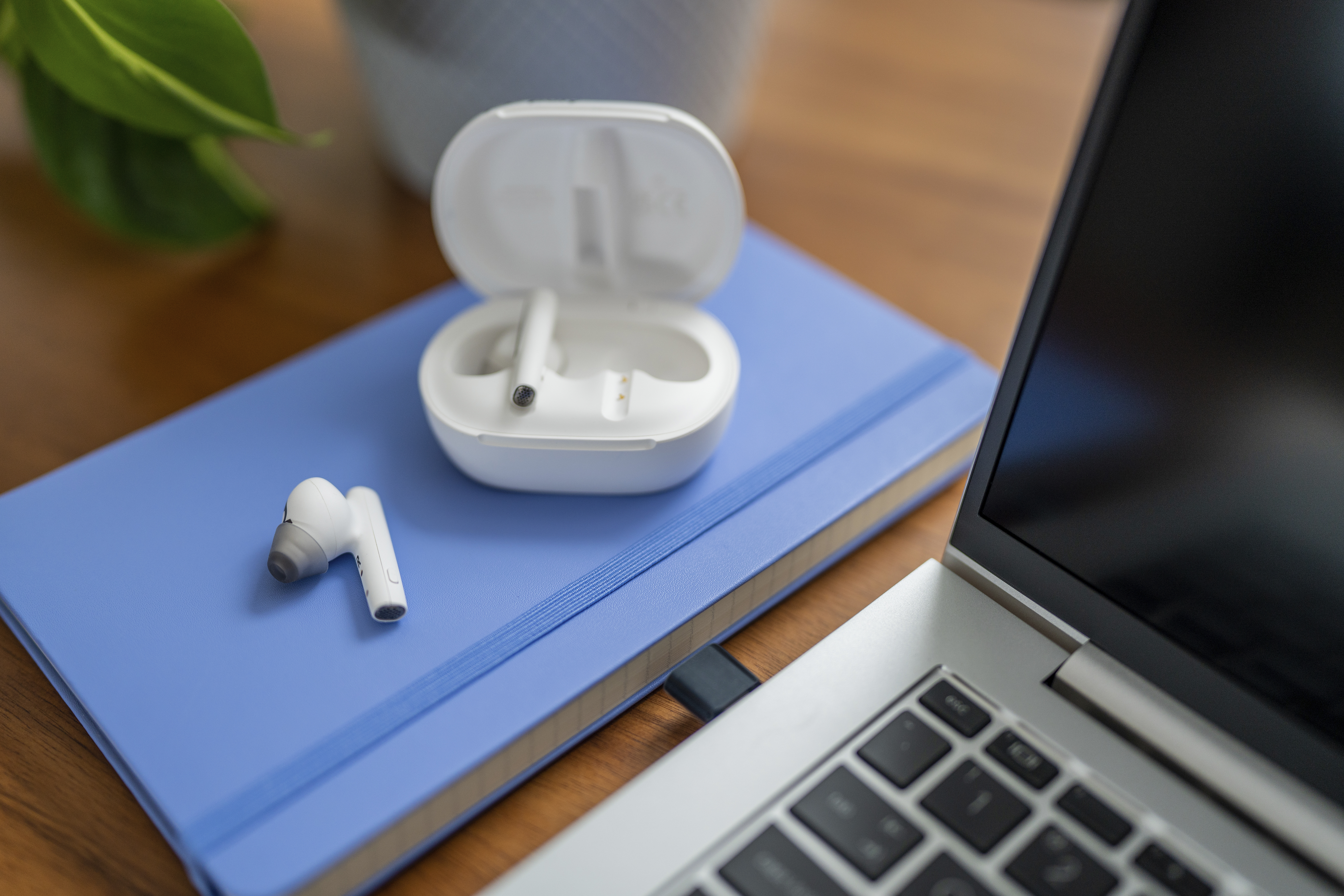 HP Poly Voyager Free 6060 White Earbuds 2 Pieces
