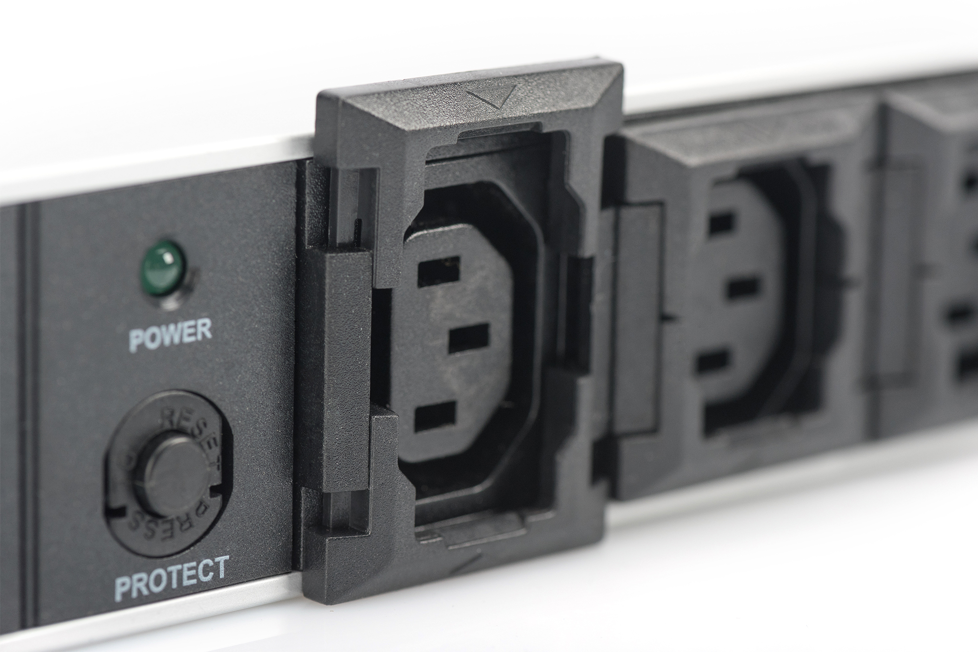 DIGITUS 48,3cm 19Zoll Steckdosenleiste 10fach schwarz 10A 2500W Alu Profil Ueberlastschutz C14 Stecker als Zuleitung