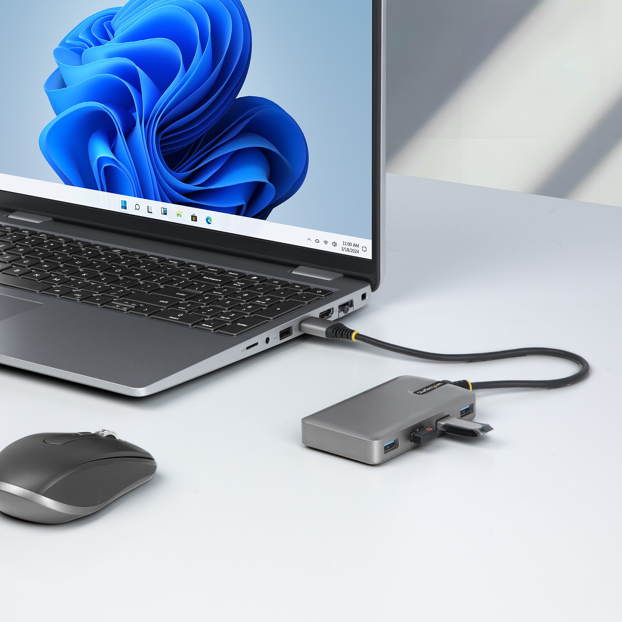 STARTECHCOM 4Port USBA Hub 5Gbps Busbetrieben Typ A auf 4x USBA 30 Hub USBCNetzteil Port Mini ReisehubVerteiler USB Splitter