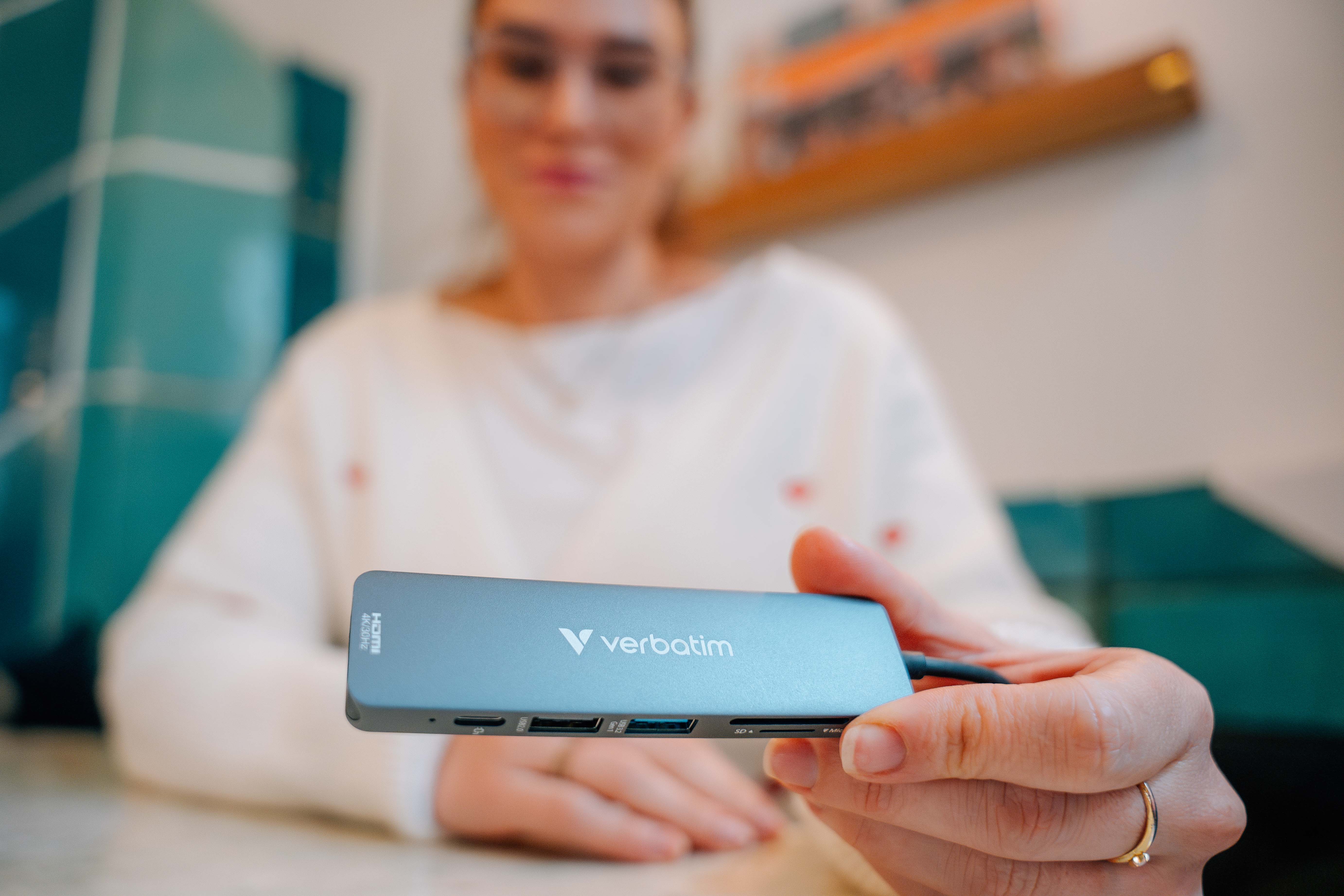 Verbatim Essentials Multiport Hub 6-Port Card Reader