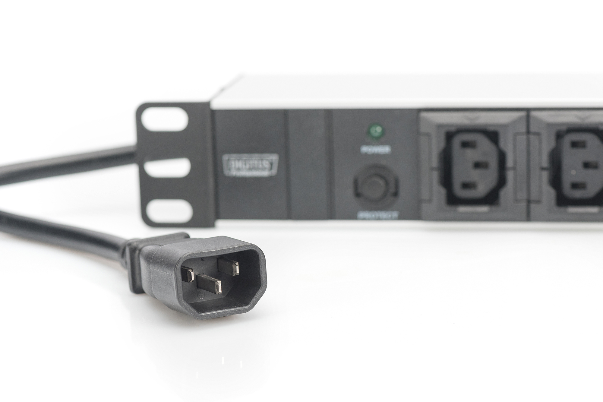 DIGITUS 48,3cm 19Zoll Steckdosenleiste 10fach schwarz 10A 2500W Alu Profil Ueberlastschutz C14 Stecker als Zuleitung