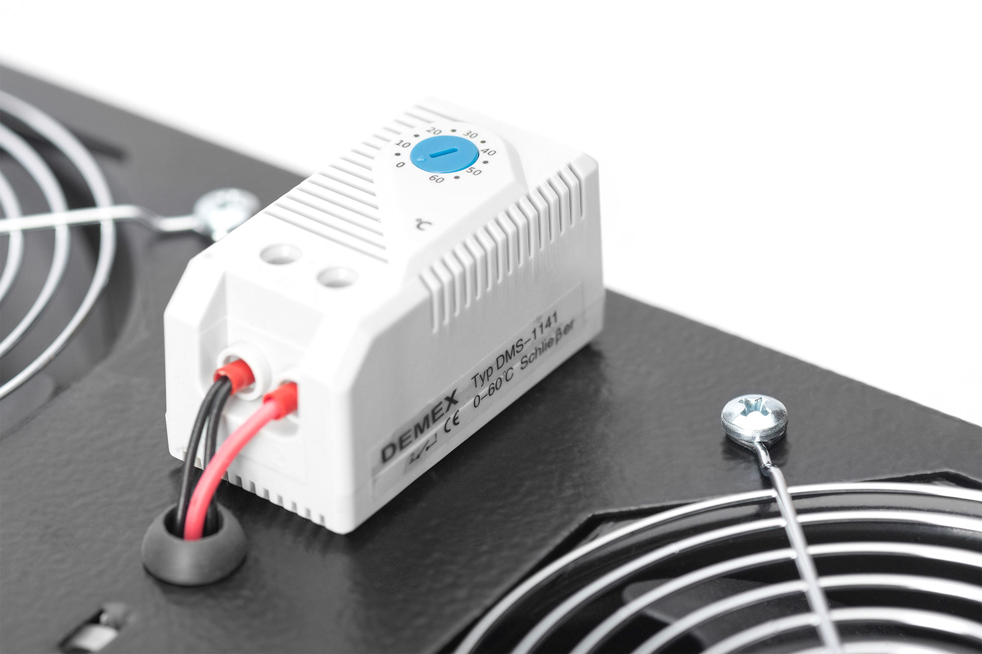 DIGITUS Dachlueftereinheit Wandgehaeuse Thermostat Schwarz