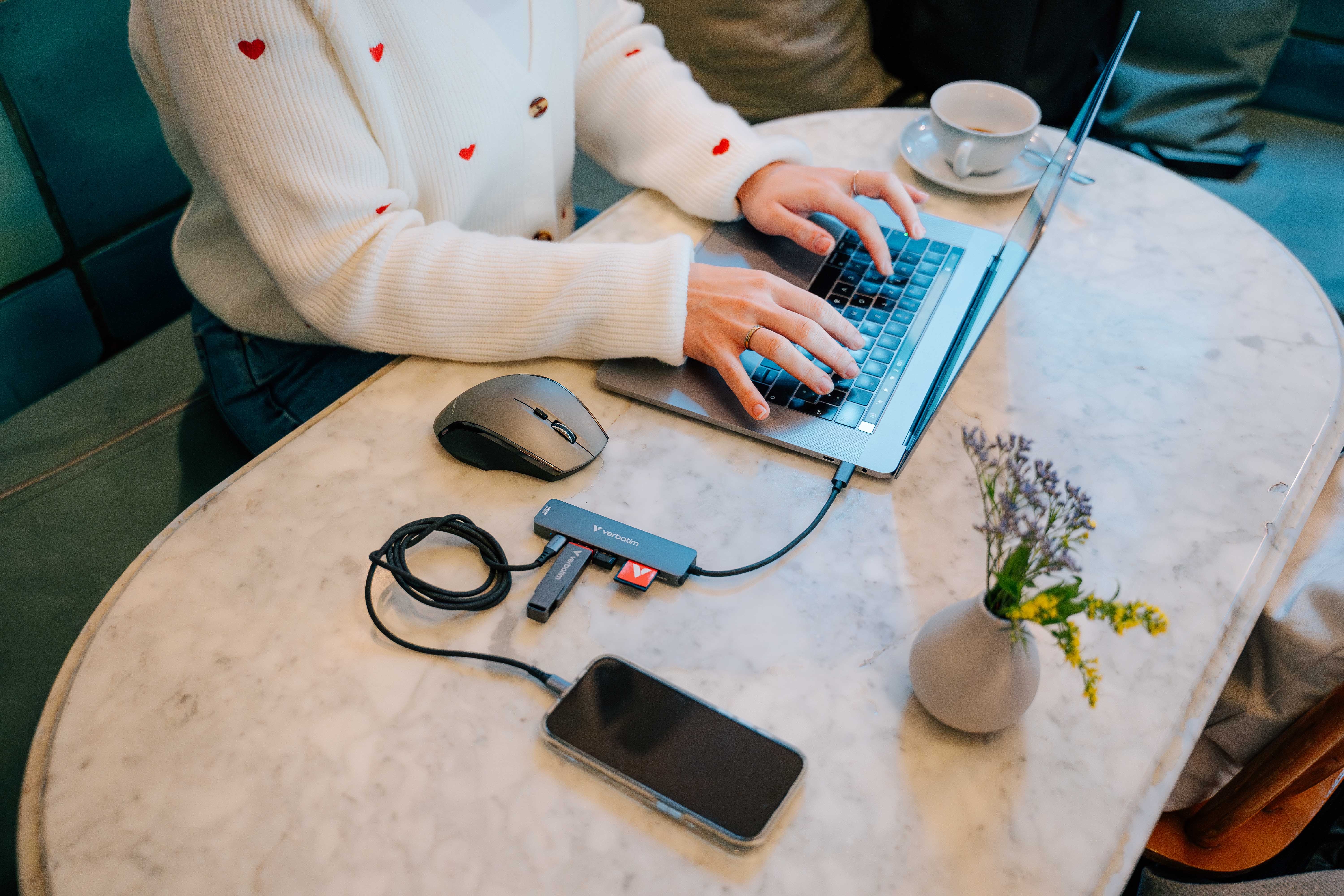 Verbatim Essentials Multiport Hub 6-Port Card Reader